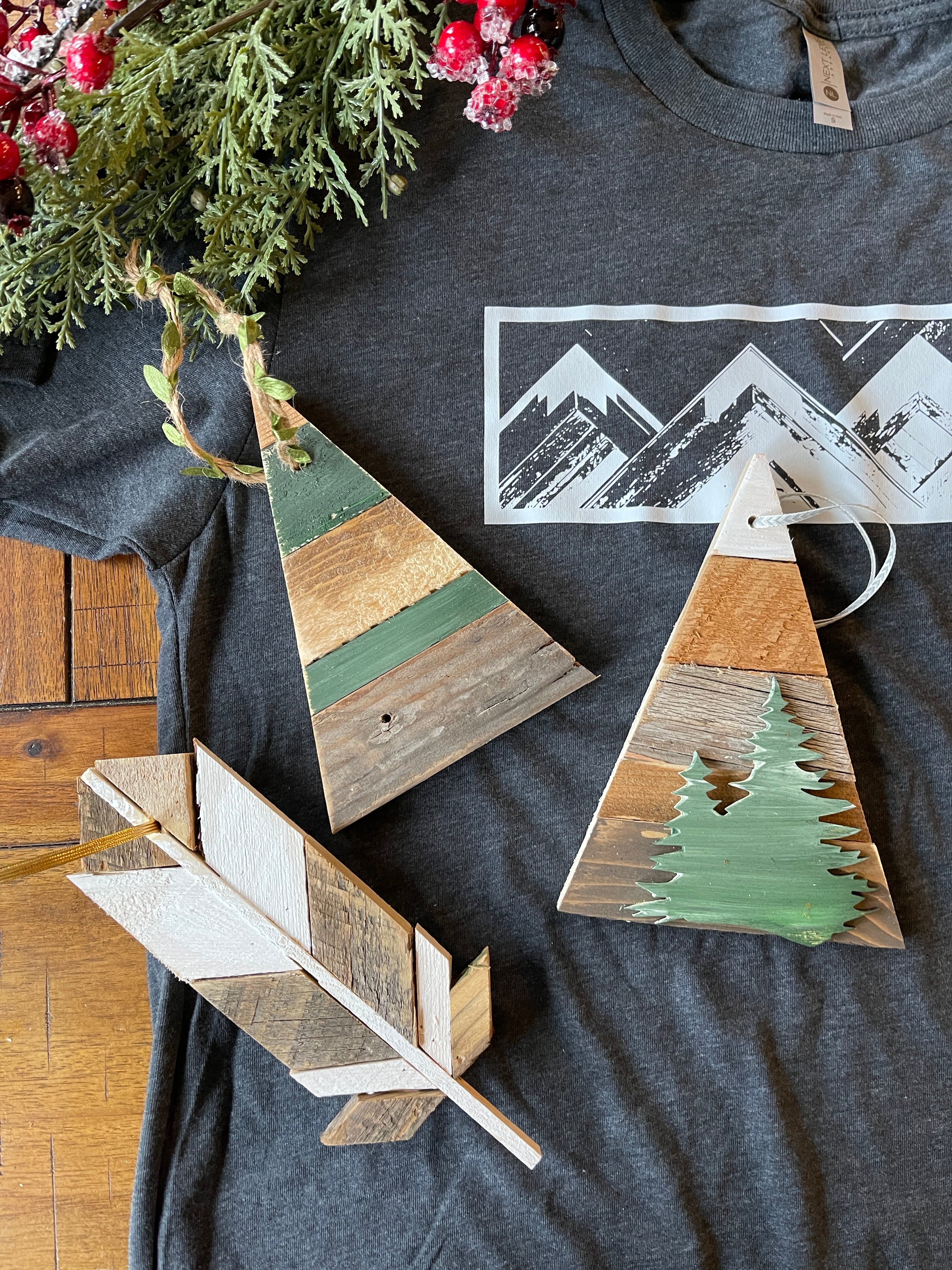 Mountains in Holly Gift Set